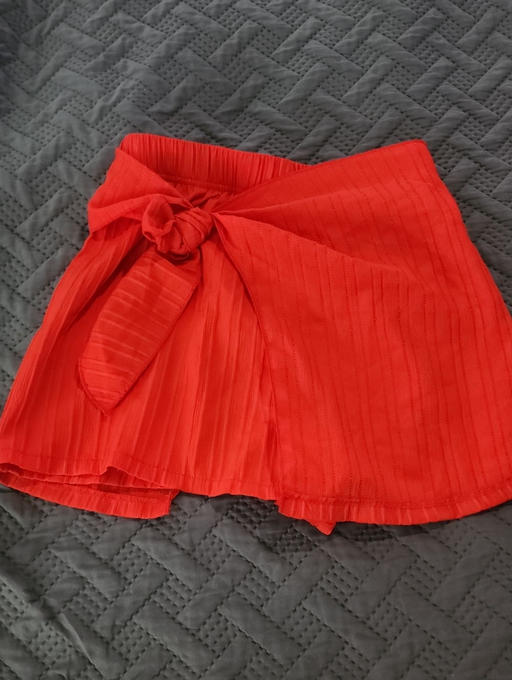 SHEIN Red Tie-Waist Pleated Shorts